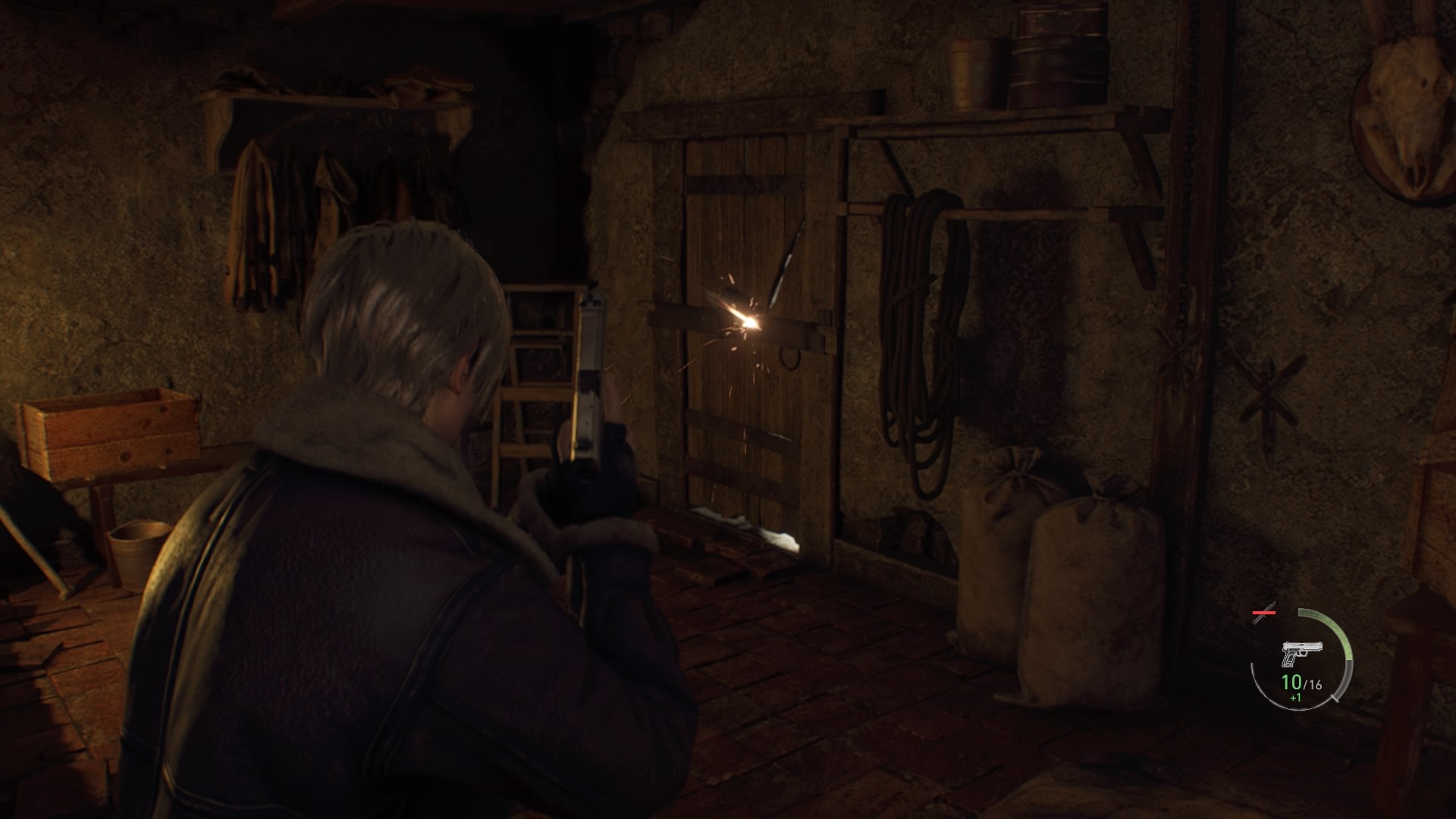 Resident Evil 4 remake, Leon valmistautuu taistelemaan vihollista vastaan.